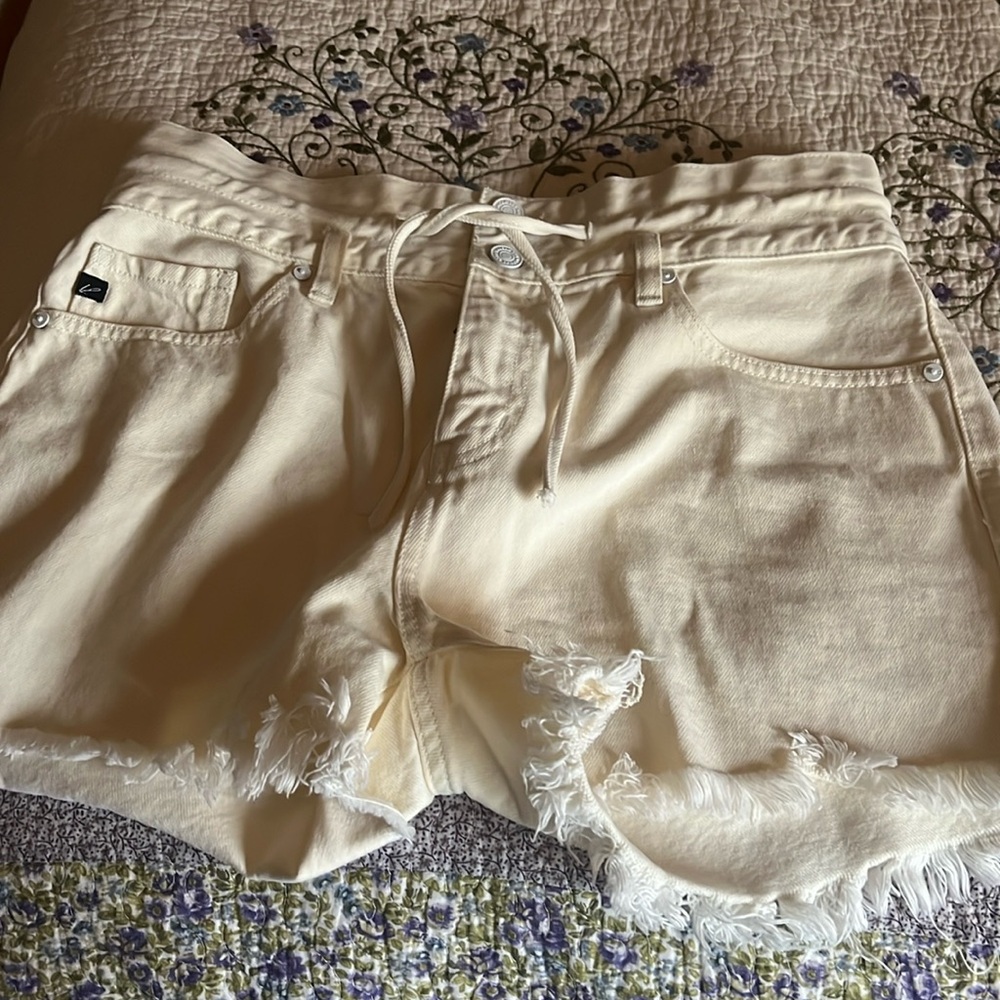 NWOT Kancan cream shorts